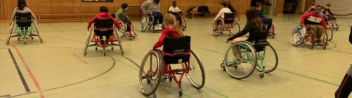 Die CE2 lernen den Rollstuhlbasketball kennen